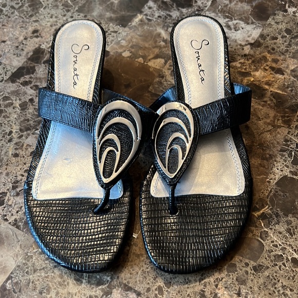 Like new. Size 9M Sonata Sandels - Picture 2 of 3